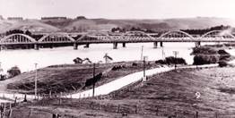 A bridge over a river

AI-generated content may be incorrect.